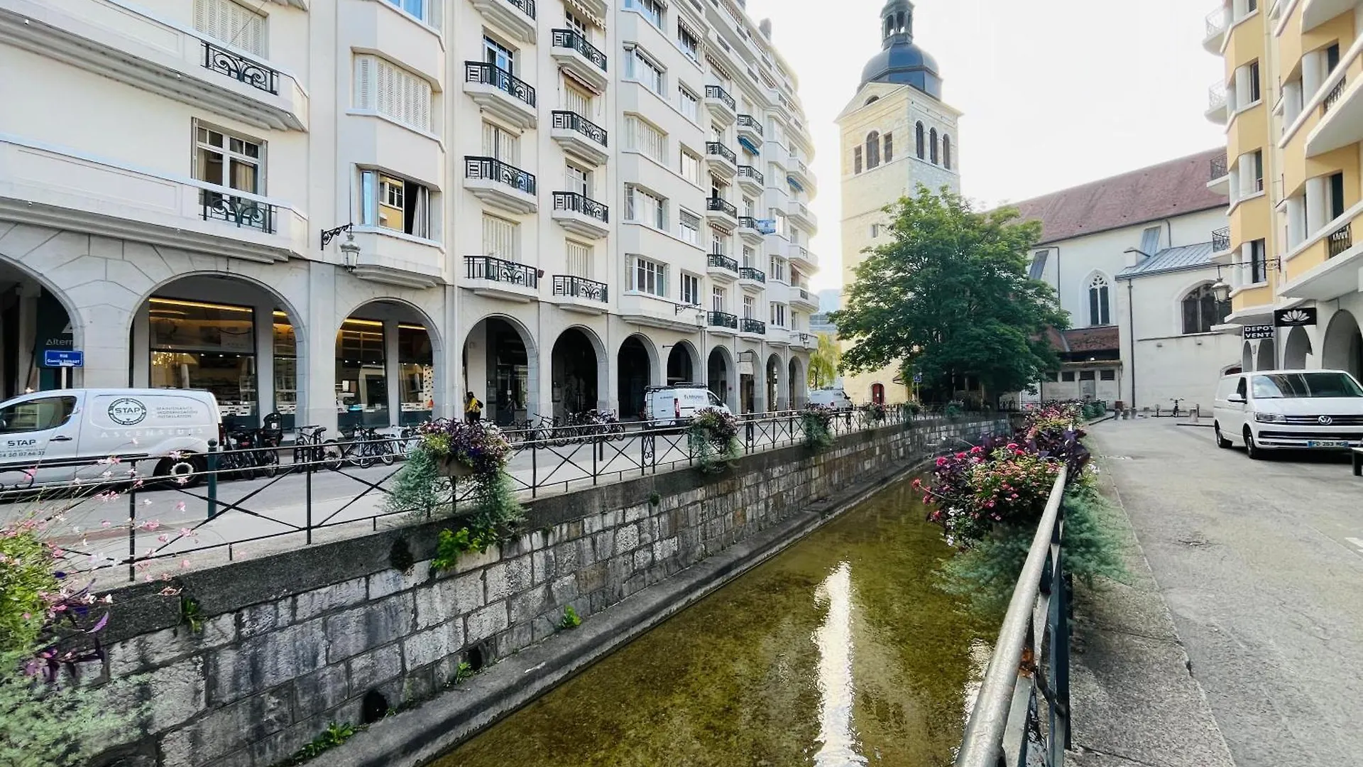 Ilot Lac Central Et Moderne Annecy